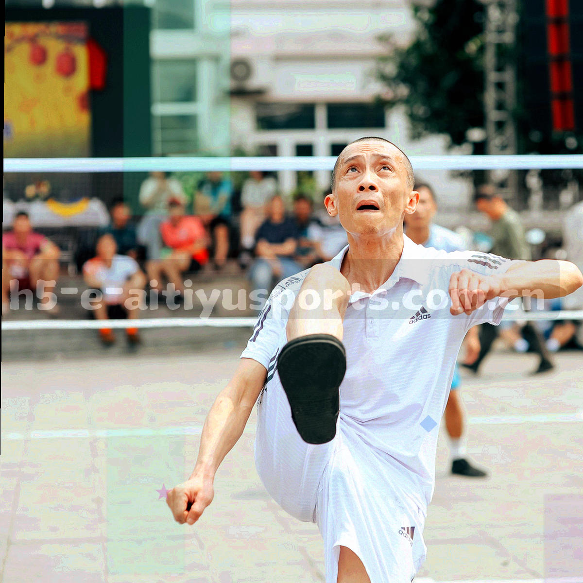 夜间灯光下空旷的球场看台，色调偏冷绿与土黄